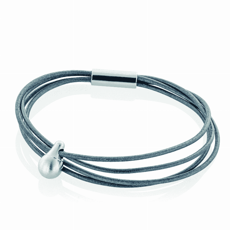 Armbånd i navy læder med charm og askesmykke